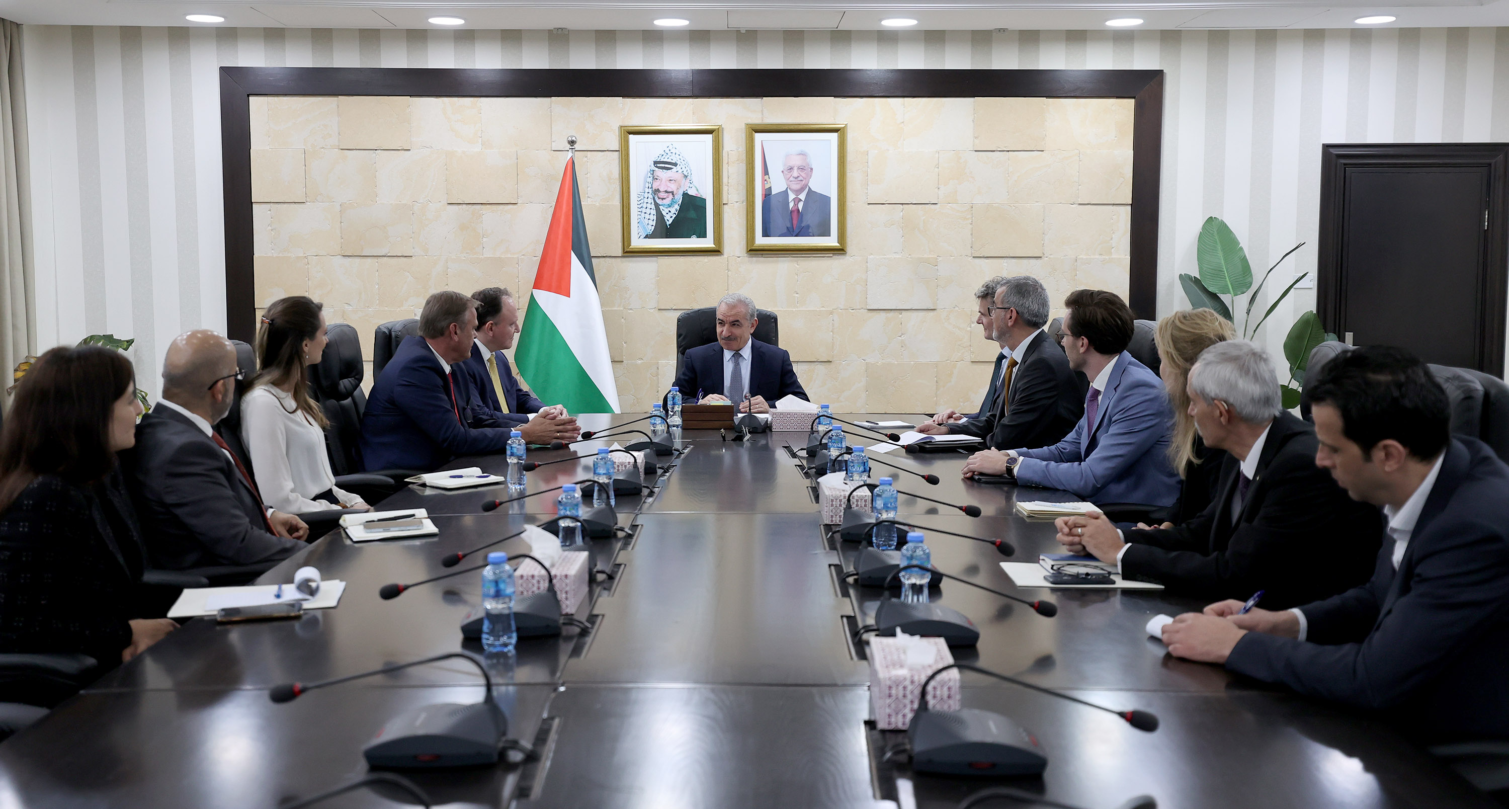 رئيس الوزراء محمد اشتية خلال لقائه الوفد الهولندي